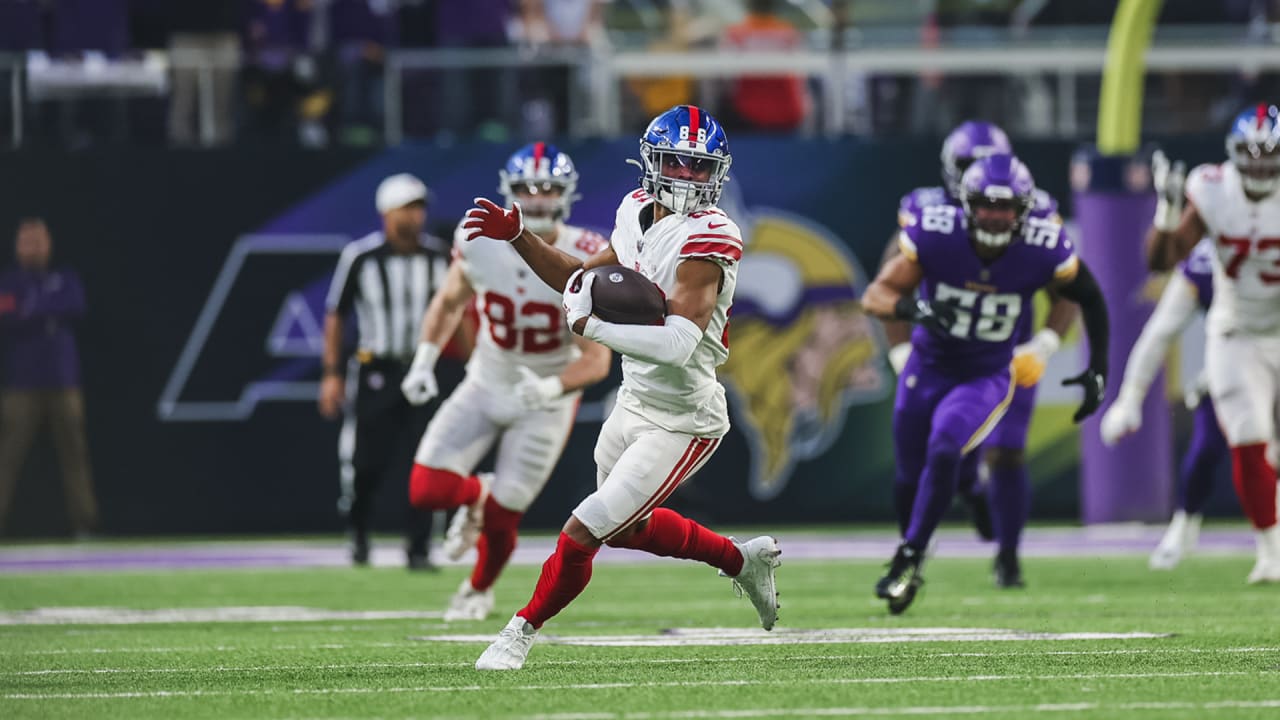 Daniel Jones connects with Darius Slayton for 29-yard catch and run