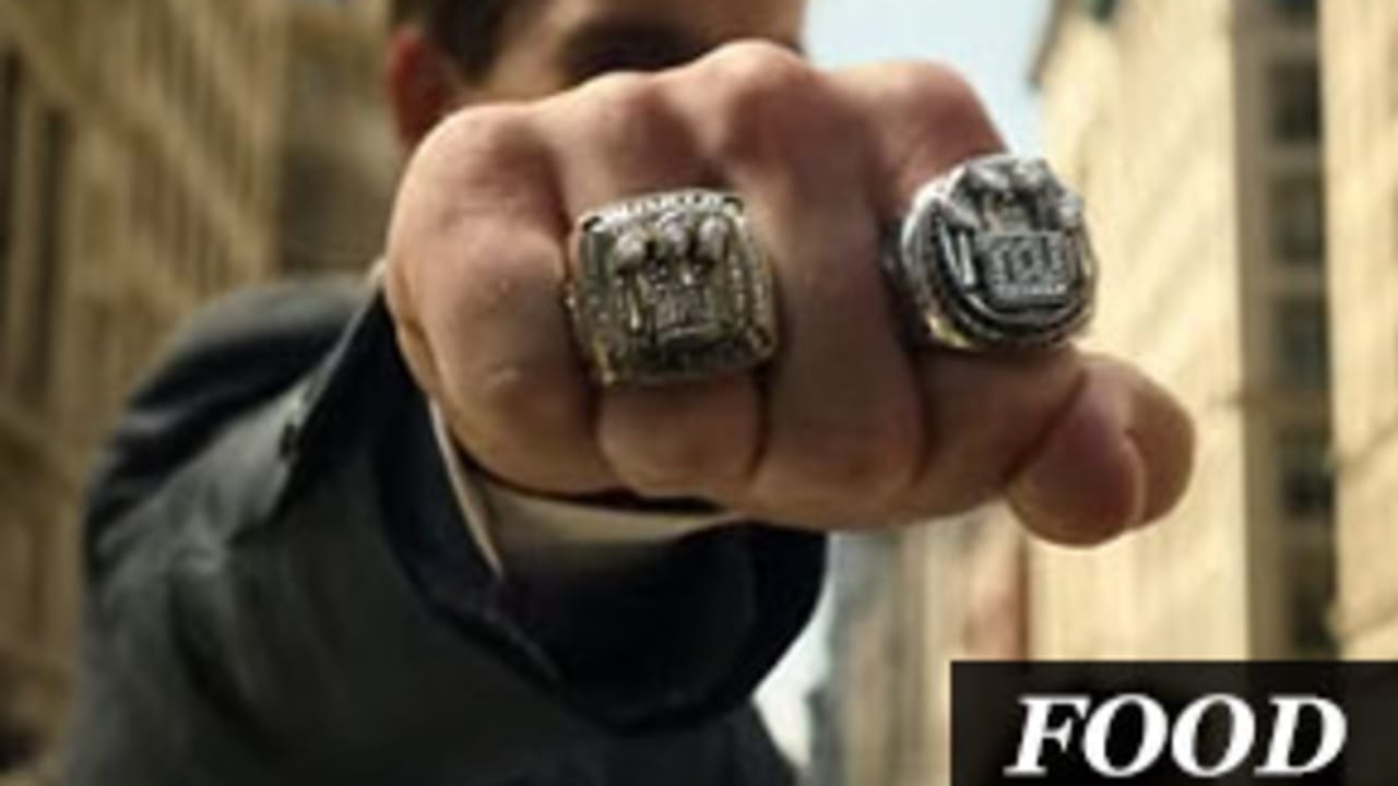 Eli Manning flashes bling in new 