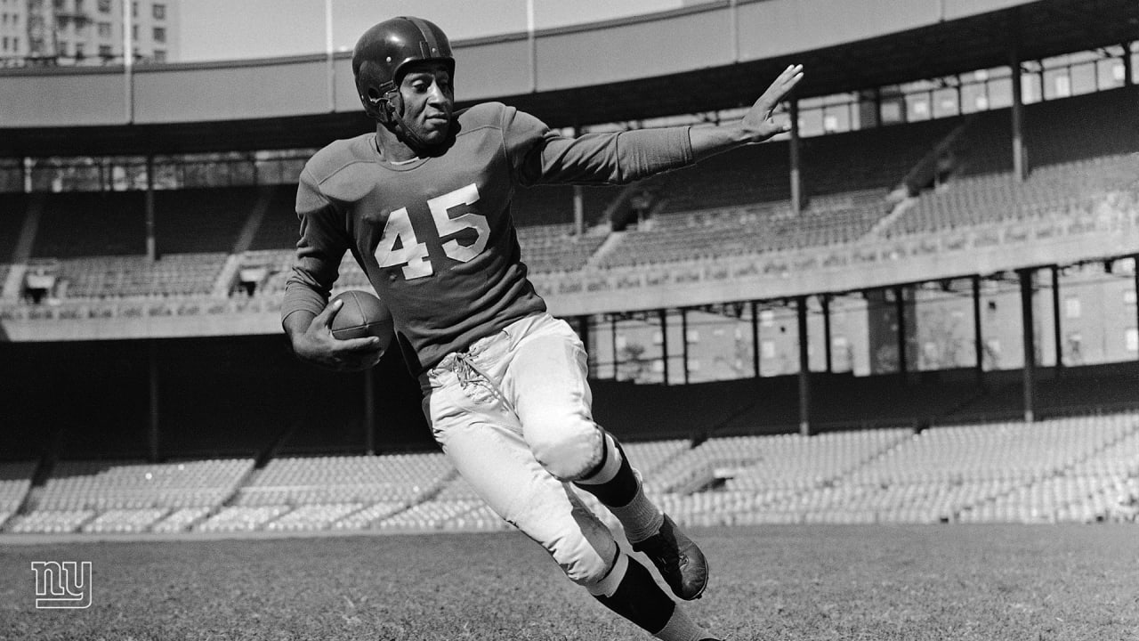 Remembering Emlen Tunnell, New York Giants, In 1948, Emlen Tunnell became  the first African-American player in New York Giants history. In 1967, he  became the first African-American Hall of Famer.