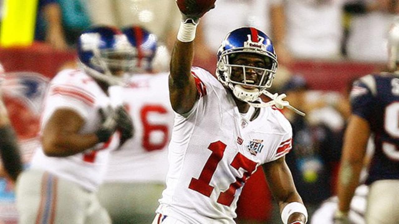 New York Giants Plaxico Burress runs a reverse past Tampa Bay