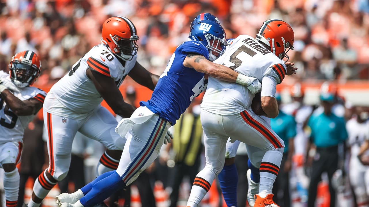 Cleveland Browns running back Kevin Mack (34) carries the football