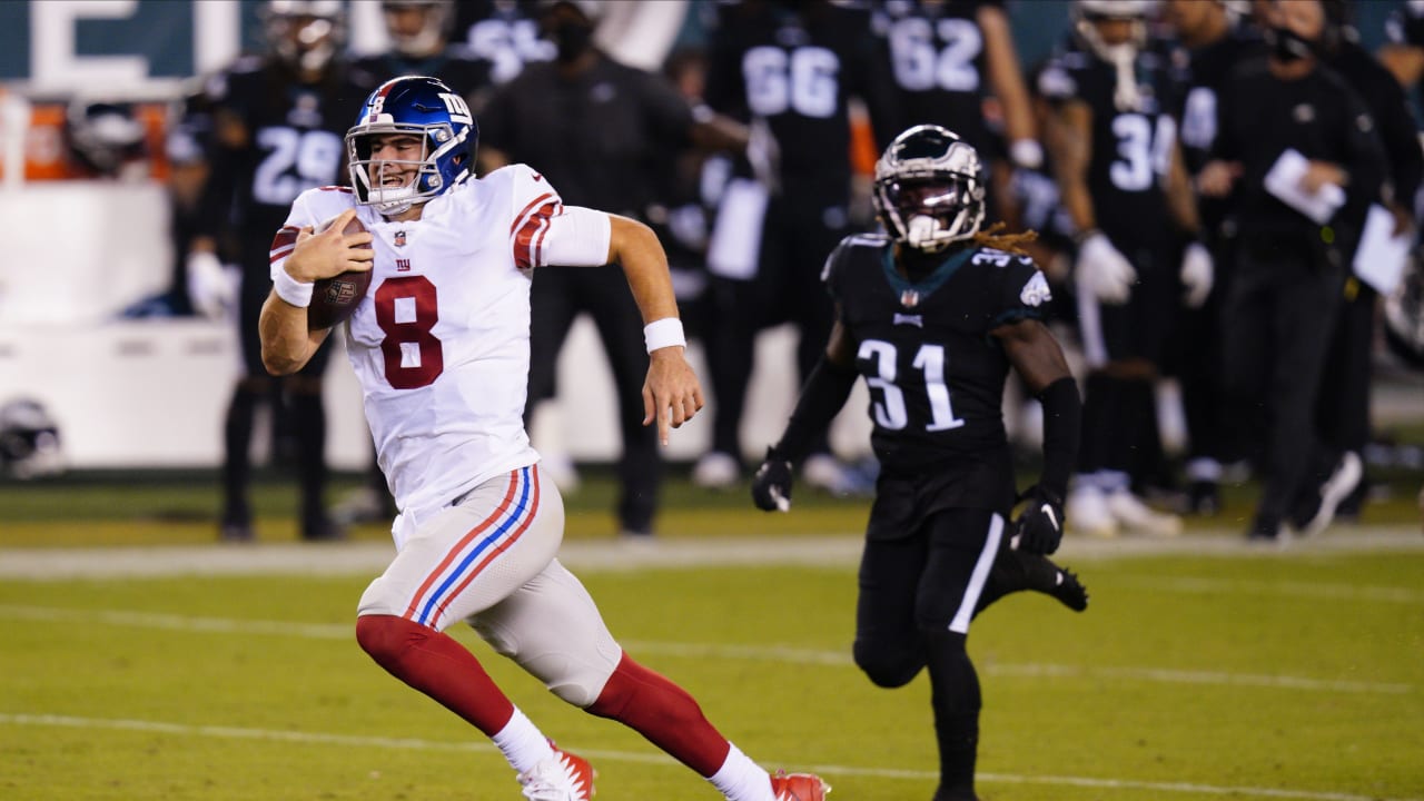 Daniel Jones Puts on a Show in Giants' Rain-Delayed Victory - The