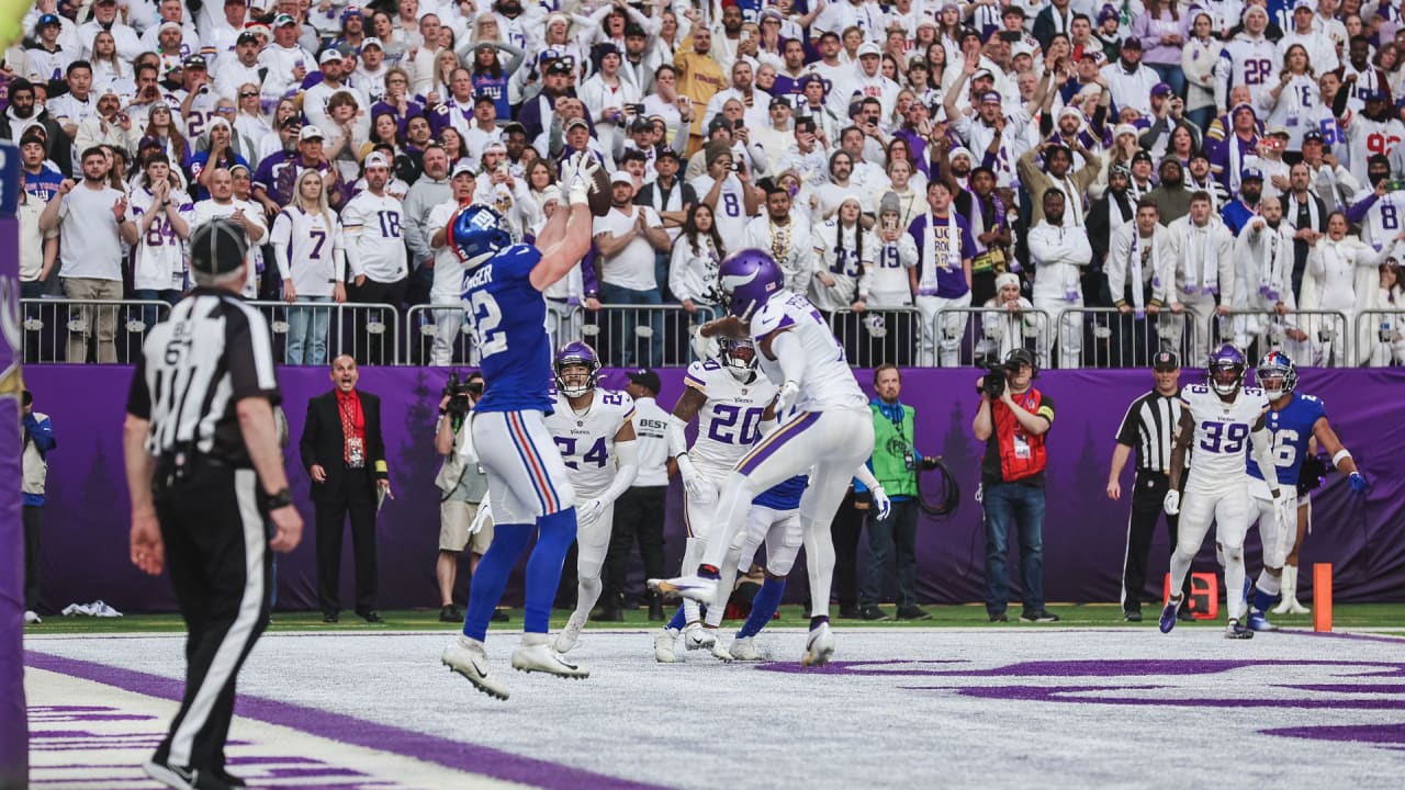 Minnesota Viking's pass receiver Bill Brown (30) holds hands out but ball  bounces off his helmet as New York Giant's defender Bill Swain (52) watches  Brown during first half of National Football