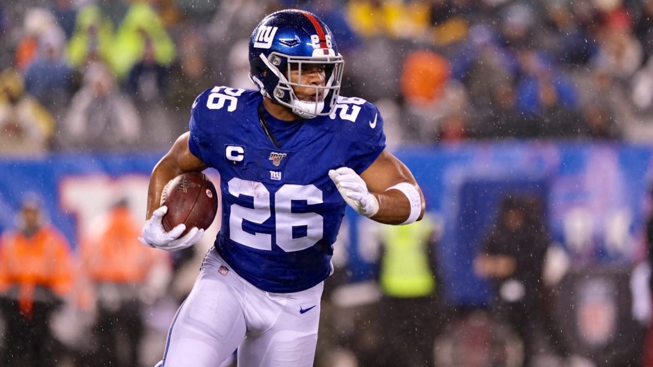 New York Giants running back Saquon Barkley runs with the ball in