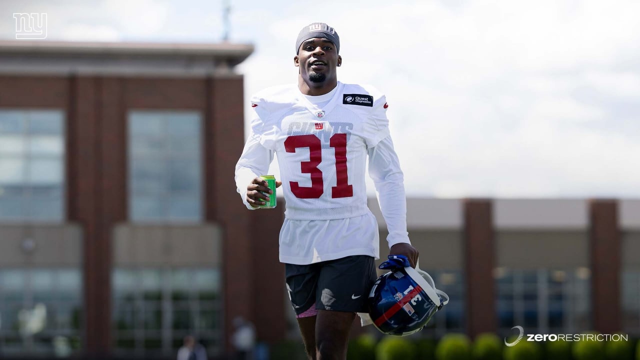 LOOK: Terrell Owens shows up to HOF press conference with giant