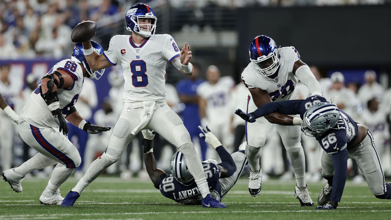 Fans react to Giants' Daniel Jones tripping himself after 80-yard run