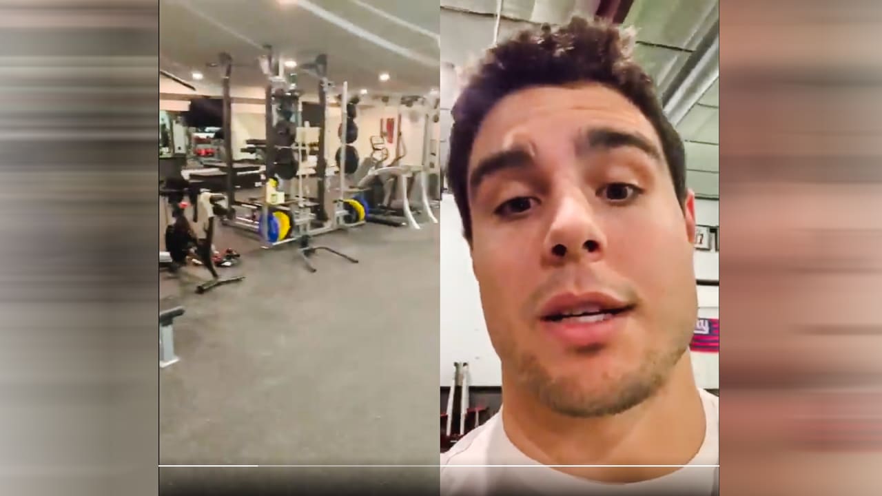 Blake Martinez signs contract in home gym he built with his father