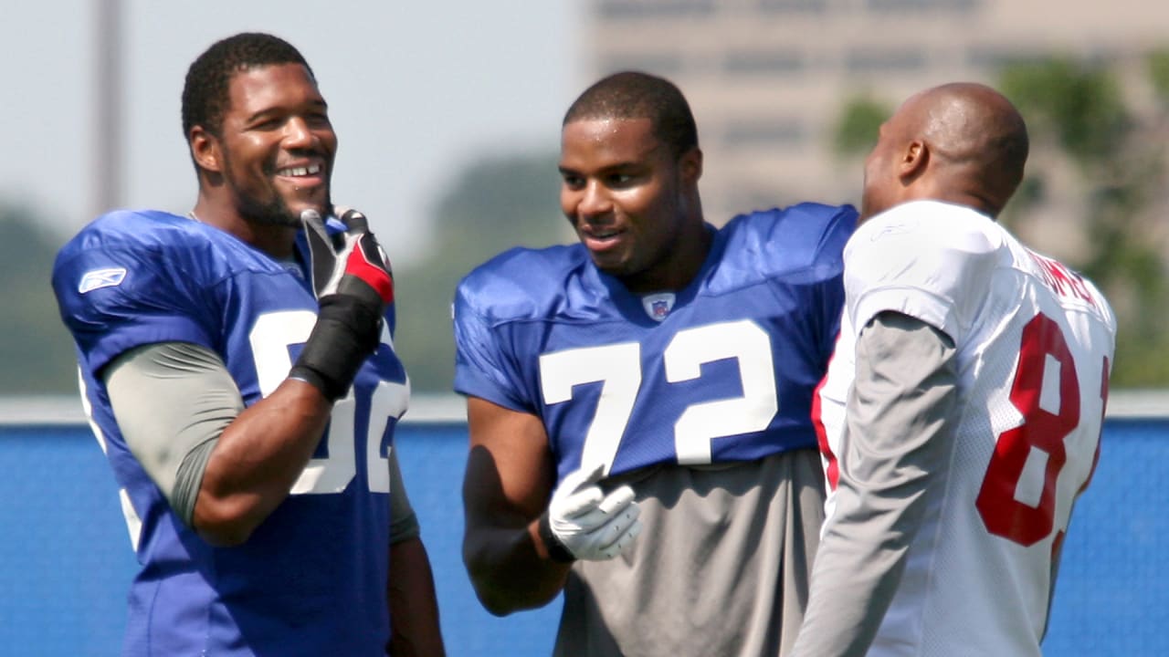 FILE ** New York Giants defensive end Michael Strahan smiles during football  mini-camp in this June 14, 2007 file photo, in East Rutherford, N.J.  Seven-time Pro Bowl defensive end Michael Strahan