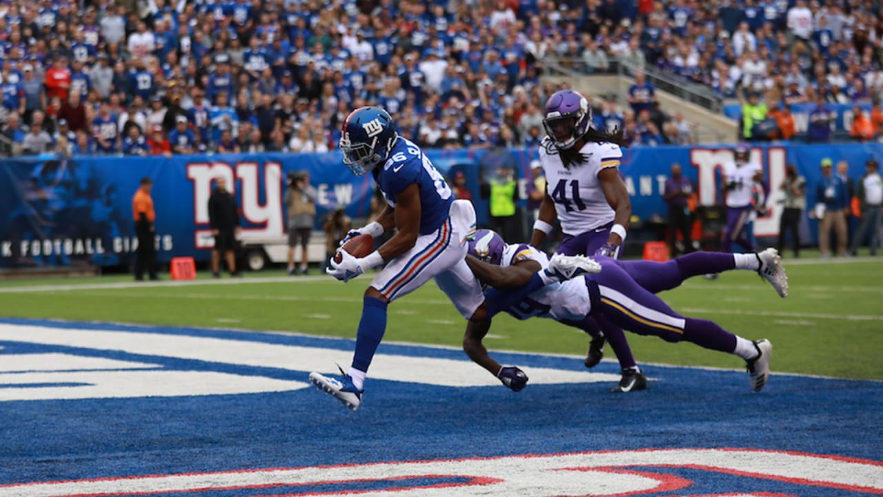 Daniel Jones connects with Darius Slayton for 29-yard catch and run