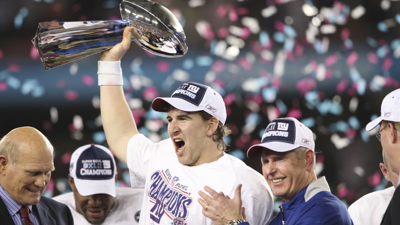 Super Bowl XLII GLENDALE, AZ - FEBRUARY 03: Quarterback Eli Manning #10 of  the New York Giants c…
