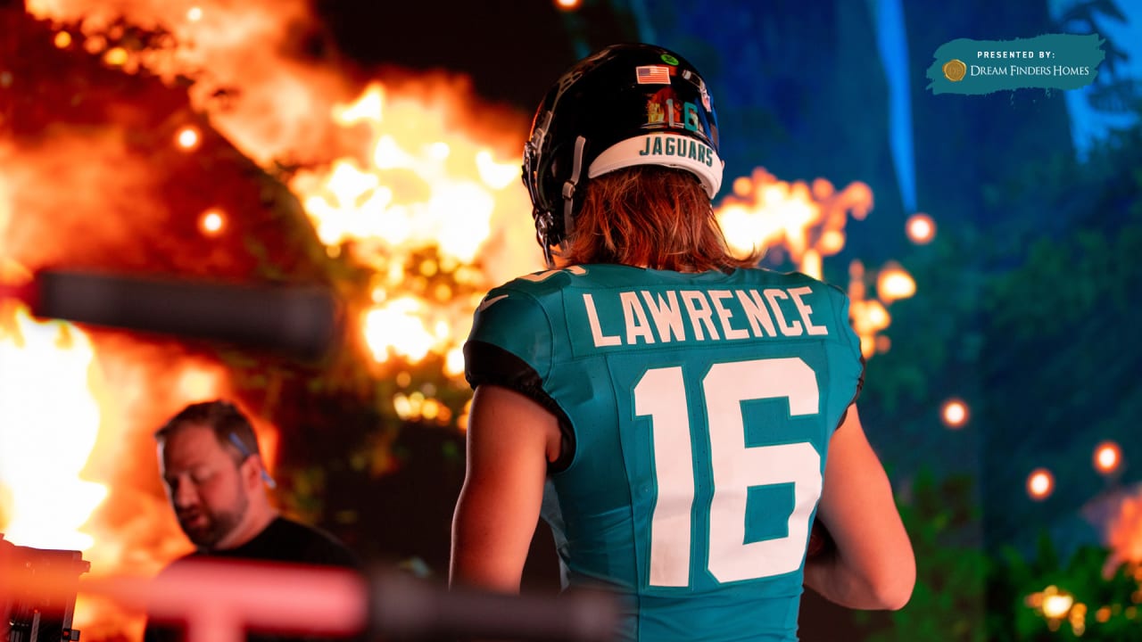 Jaguars' Trevor Lawrence makes two incredible throws in preseason