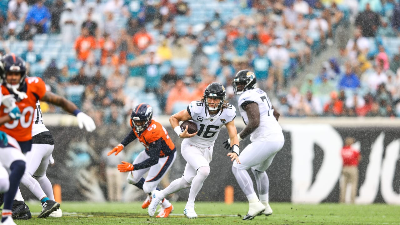 Highlight Trevor Lawrence uses his legs to convert on fourthand5