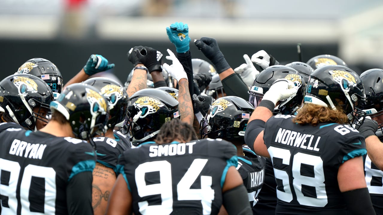 November 22, 2020 - Jacksonville, FL, U.S: Jacksonville Jaguars quarterback  Jake Luton (6) during 1st half NFL football game between the Pittsburgh  Steelers and the Jacksonville Jaguars at TIAA Bank Field in