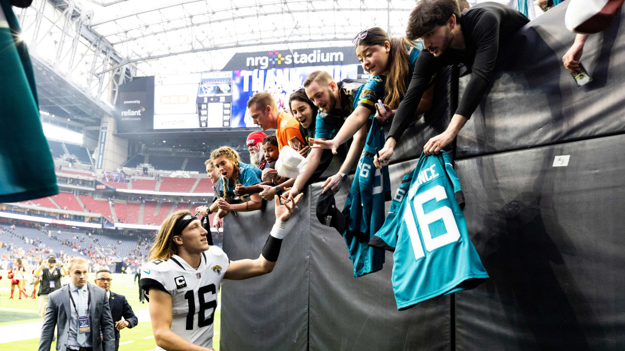 Photos, video: Trevor Lawrence lands in Jacksonville, arrives at TIAA Bank  Field – Action News Jax