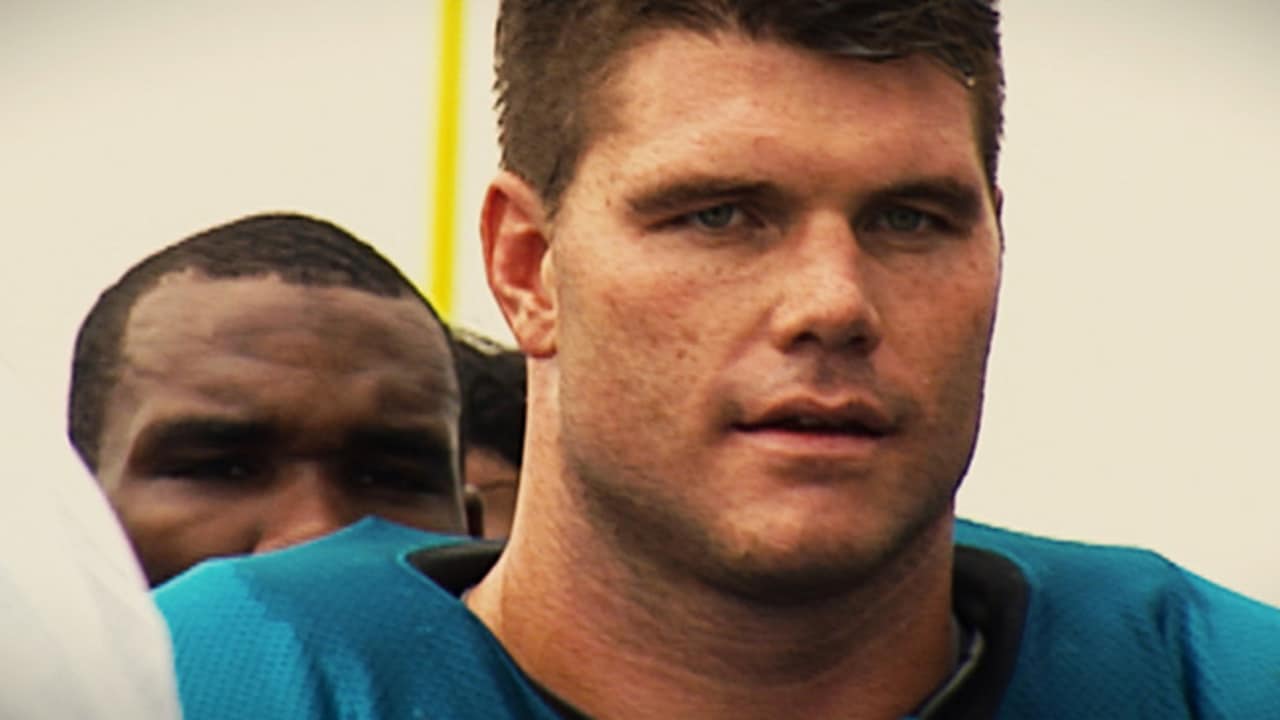 Jacksonville Jaguars tight end Kyle Brady gets a cool drink during