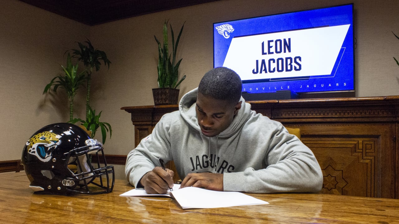 Official LB Leon Jacobs signs rookie contract