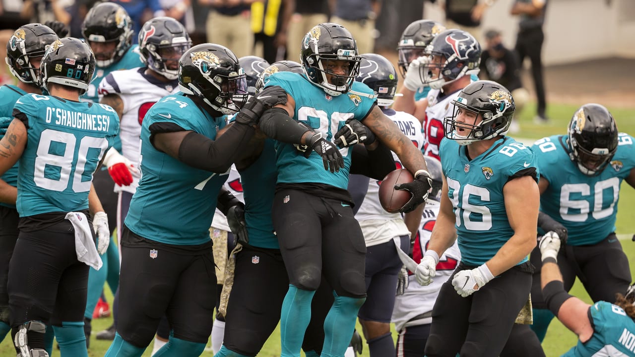 Jacksonville, FL, USA. 8th Nov, 2020. Jacksonville Jaguars quarterback Jake  Luton (6) during 1st half NFL football game between the Houston Texans and  the Jacksonville Jaguars at TIAA Bank Field in Jacksonville