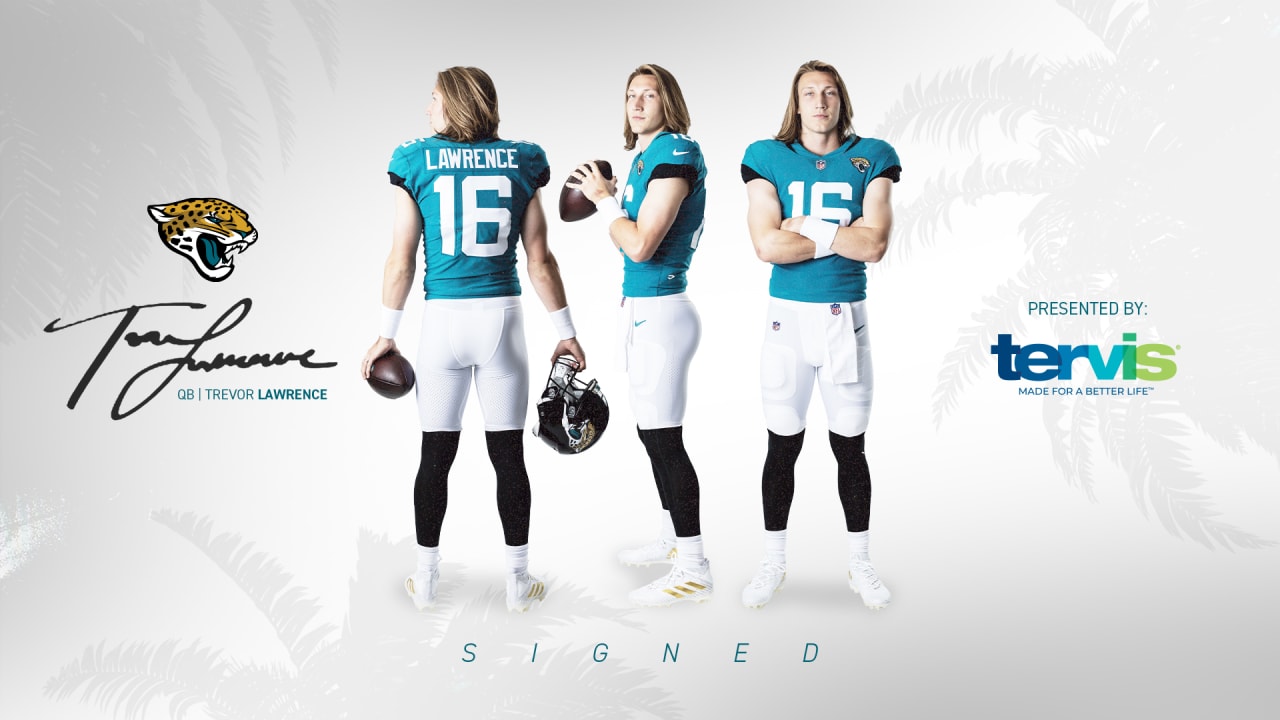 Who is Jacksonville Jaguars quarterback Trevor Lawrence and how tall is he?