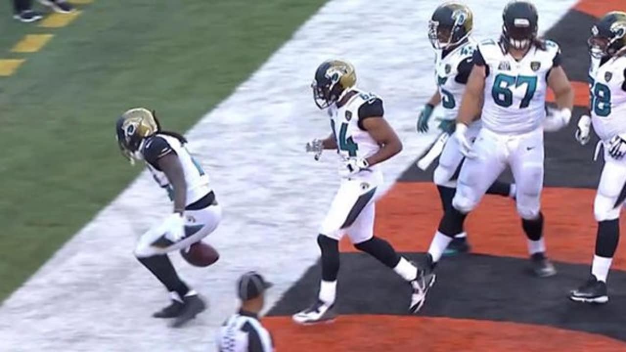 Highlight: Jags' D comes up with game-sealing fourth-down stop with Oluokun  tackle