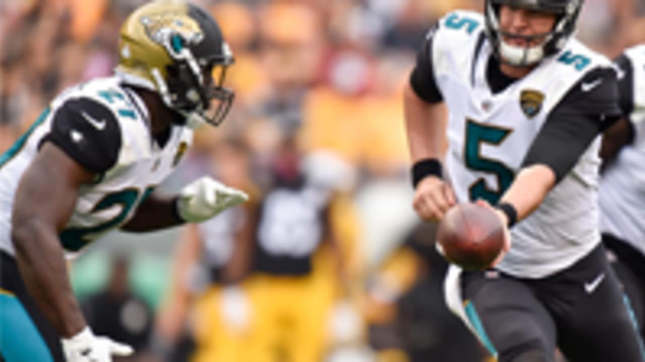 Rams' defense tackling the Jaguars' offense
