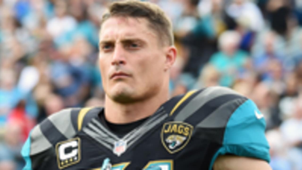 Paul Posluszny of the Buffalo Bills plays against the Pittsburgh