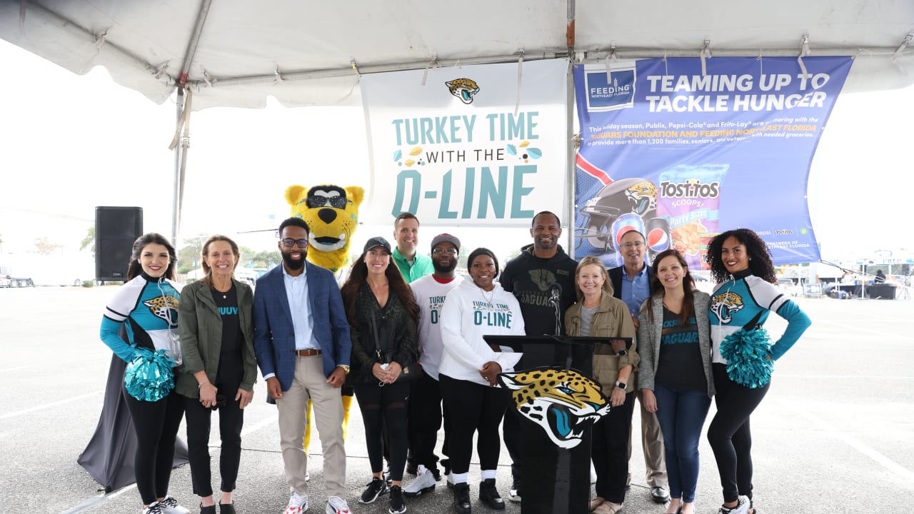 Bucs linemen hand out Thanksgiving dinner to 1,000 families in  drive-through event