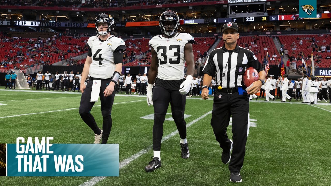 Jacksonville Jaguars linebacker Devin Lloyd (33) defends against the Dallas  Cowboys during an NFL Football game in Arlington, Texas, Saturday, August  12, 2023. (AP Photo/Michael Ainsworth Stock Photo - Alamy