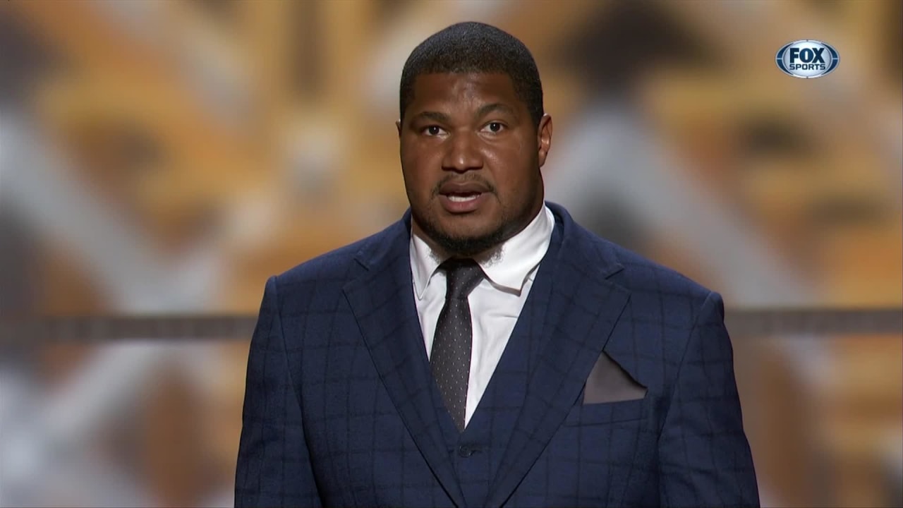 Eli Manning presents Walter Payton Man of the Year to Calais Campbell