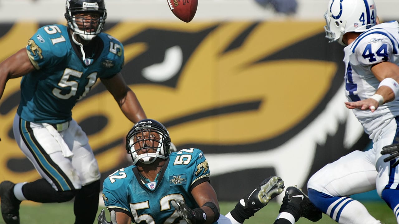 Jacksonville Jaguars QB Byron Leftwich (7) runs against Oakland