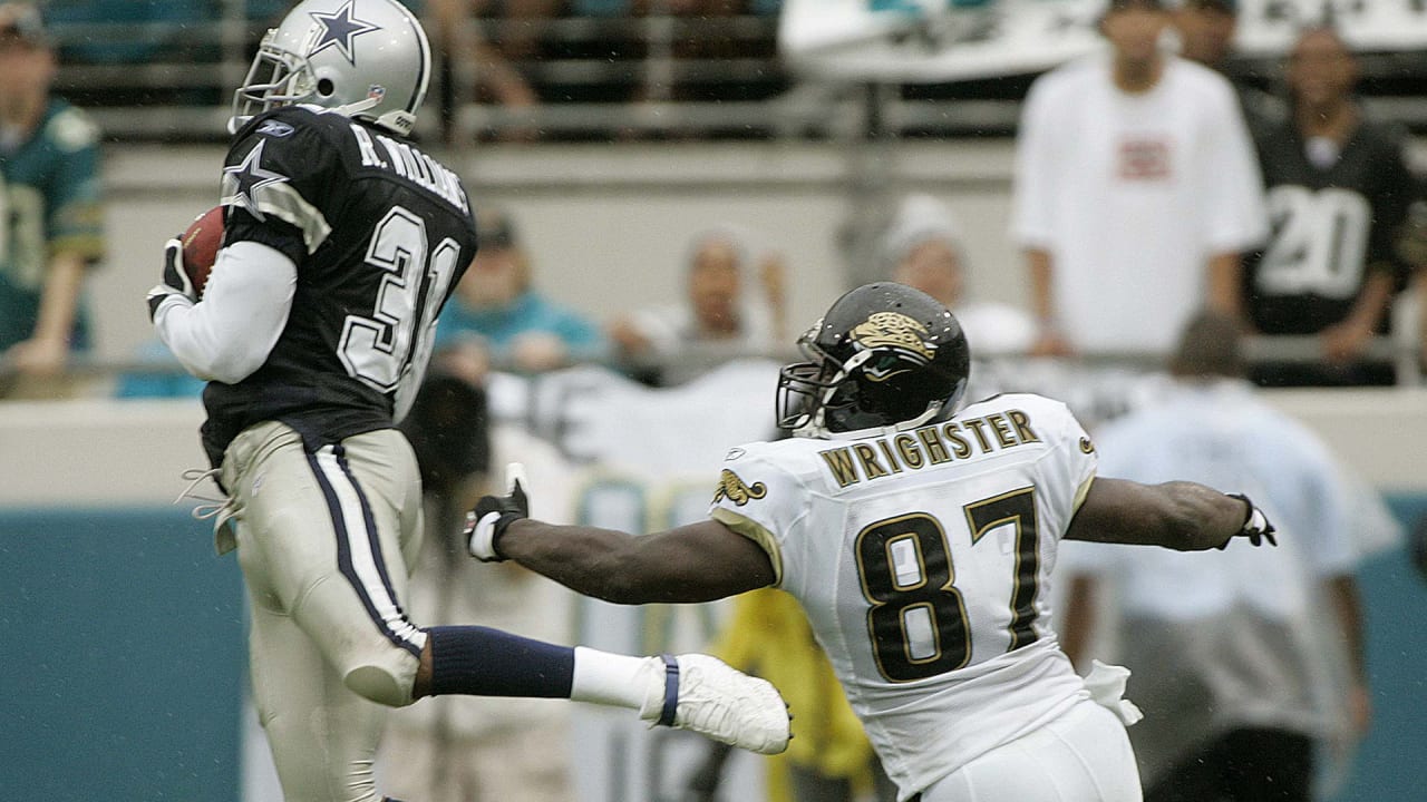 Jacksonville Jaguars QB Byron Leftwich (7) runs against Oakland