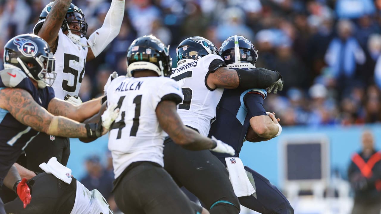 Jacksonville, Florida, USA. 06th Nov, 2022. Jacksonville, FL, USA. 6th Nov,  2022. Jacksonville Jaguars defensive end Roy Robertson-Harris (95) reacts  after a play during a game against the Las Vegas Raiders in