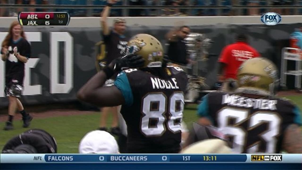 Jacksonville Jaguars tight end Danny Noble during an NFL football game  against the Cleveland Browns Sunday, Dec. 1, 2013, in Cleveland.  Jacksonville won 32-28. (AP Photo/David Richard Stock Photo - Alamy