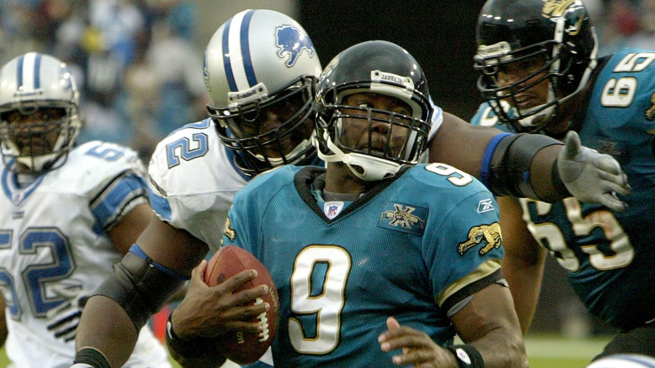 Jacksonville's quarterback David Garrard (#9) picks up a 13-yard