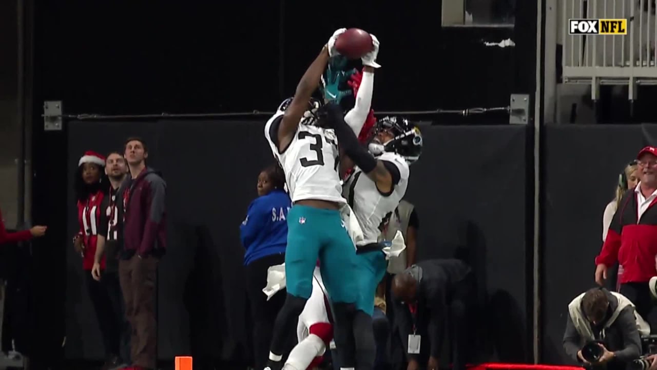 Tre Herndon outmaneuvers Julio Jones for jumpball INT