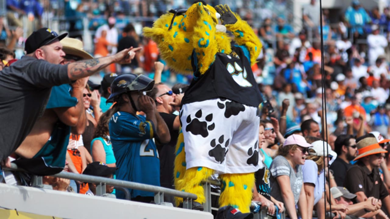 Downtown Dave on X: Wahoos fans! Grab a picture with the best mascot in  baseball Kazoo thanks to the @coxcomm Virtual Meet & Greet! Head to   to snap your selfie!  /