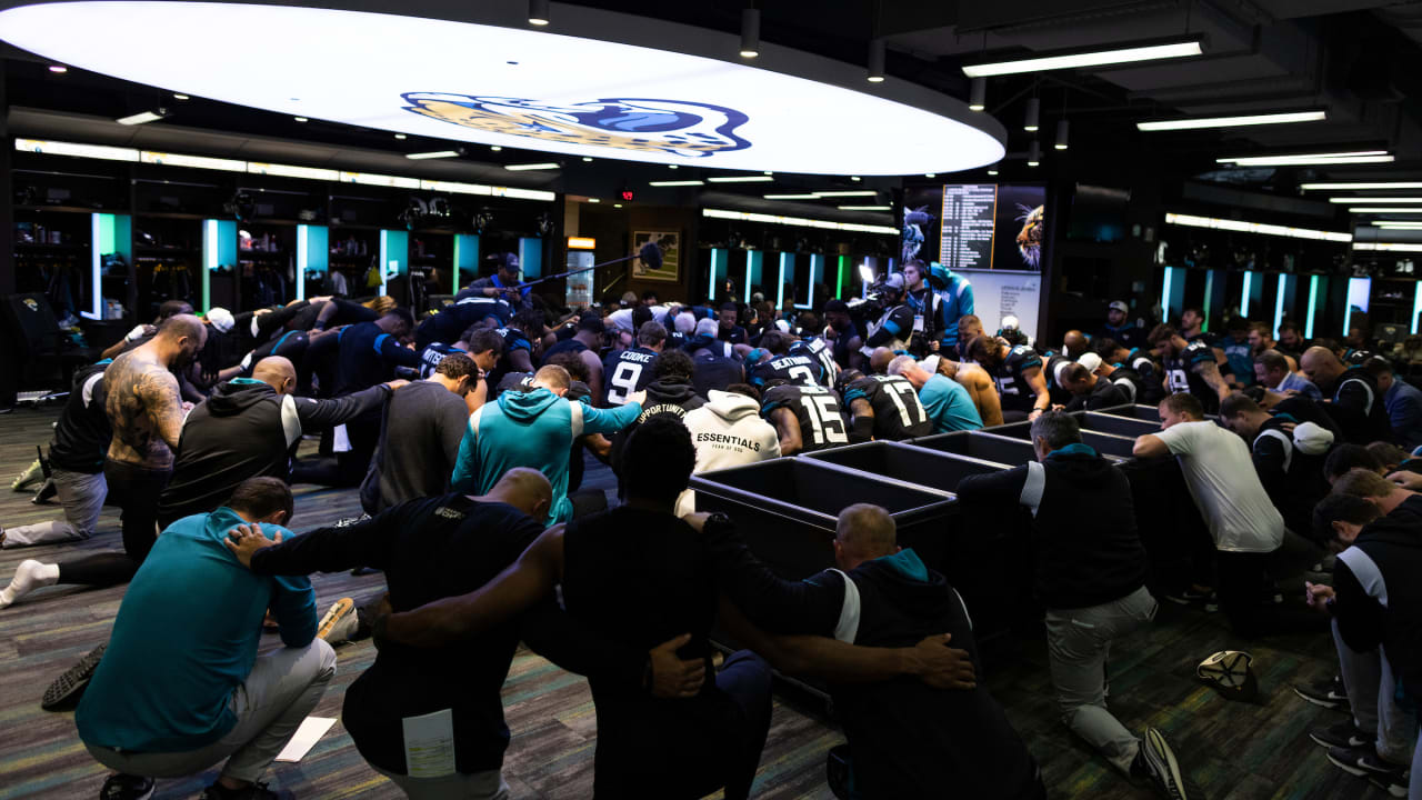 WATCH: Tennessee Titans, Jacksonville Jaguars players pray for