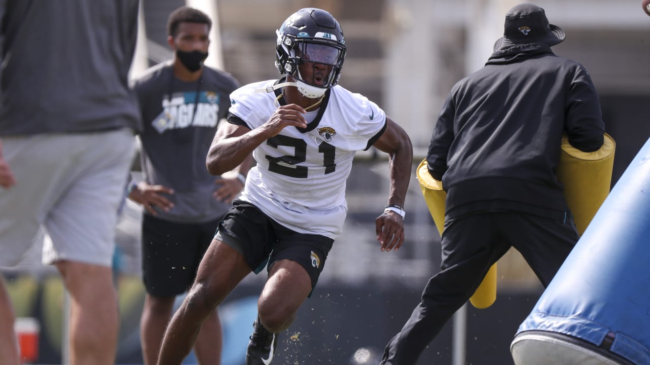 Jacksonville Jaguars cornerback Chris Claybrooks (6) looks up at a