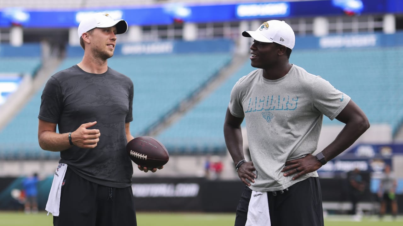 Nick Foles returns to Jaguars' starting QB job, just in time for another  playoff push