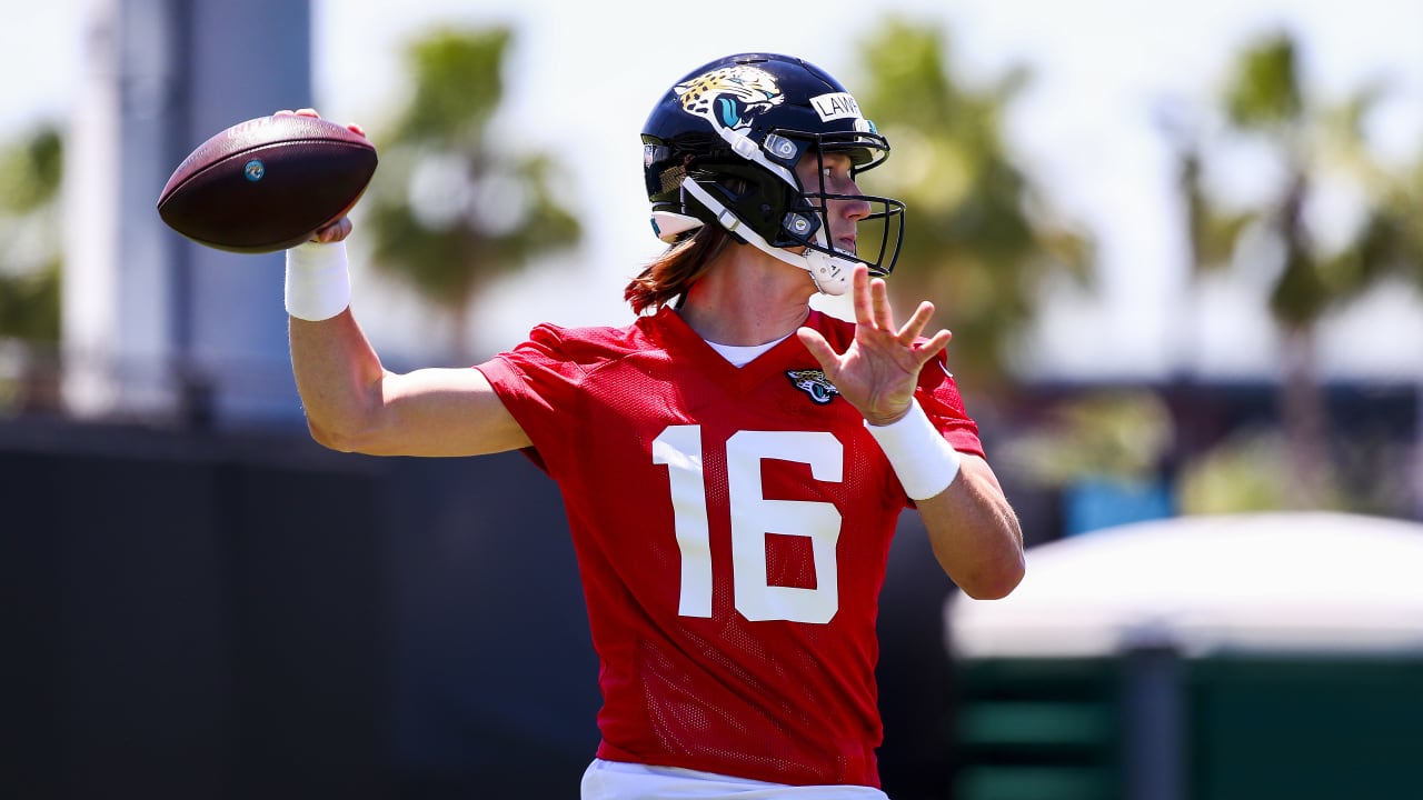 Jacksonville Jaguars quarterback Trevor Lawrence (16) throws the ball prior  to playing the Dall …