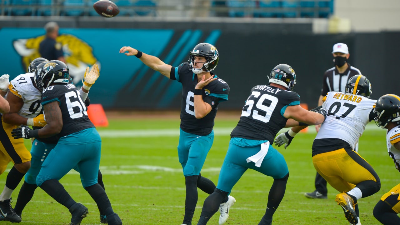 November 22, 2020 - Jacksonville, FL, U.S: Jacksonville Jaguars quarterback  Jake Luton (6) during 1st half NFL football game between the Pittsburgh  Steelers and the Jacksonville Jaguars at TIAA Bank Field in