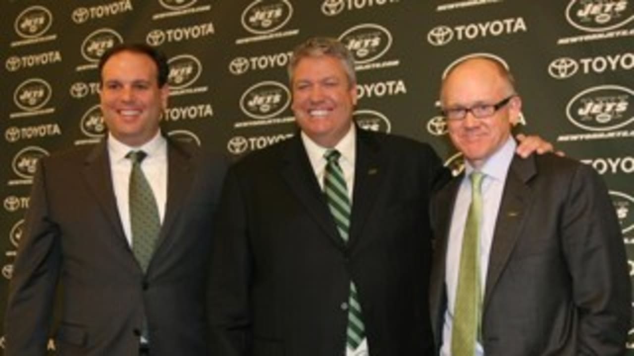 Don Maynard, left, and Joe Namath, center, joke with a member of