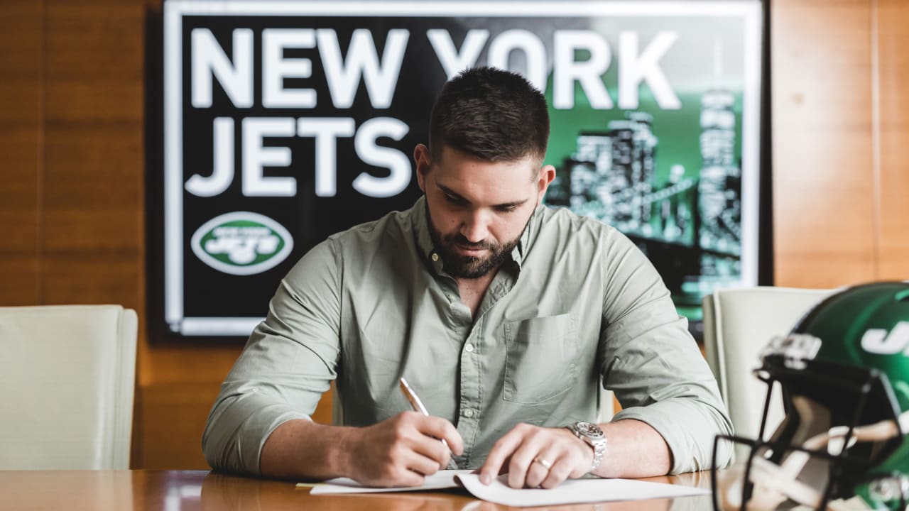 New York Jets long snapper Thomas Hennessy (42) on the sidelines during an  NFL game against the Green Bay Packers Sunday, Oct. 16, 2022, in Green Bay,  Wis. (AP Photo/Jeffrey Phelps Stock