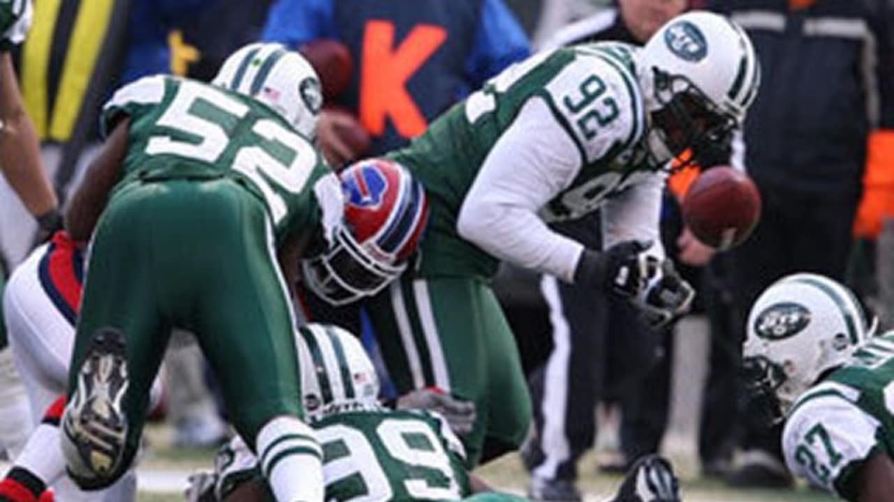 Photo: New York Jets Shaun Ellis Sacks Baltimore Ravens