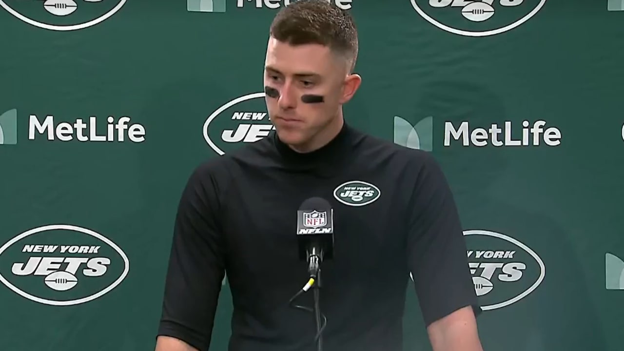 Jets QB Mike White makes curious choice of shirts for press conference