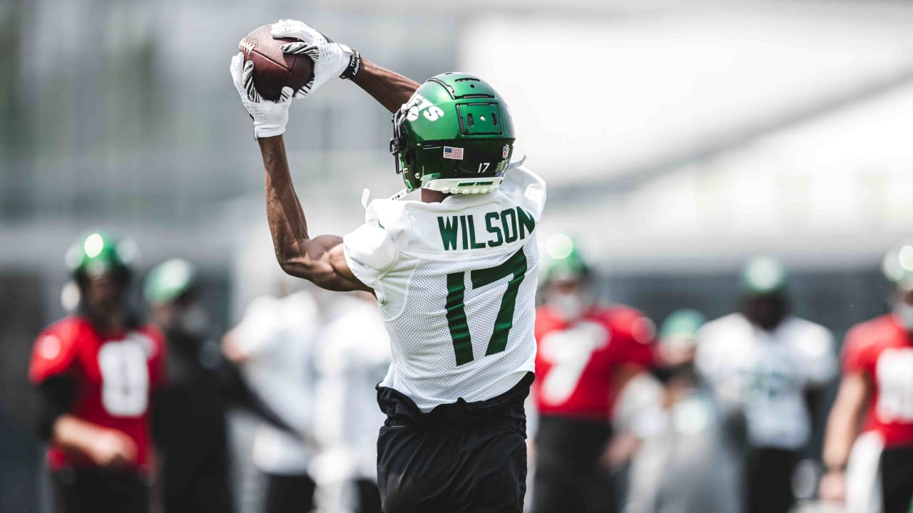 New York Jets wide receiver Garrett Wilson (17) warms up before