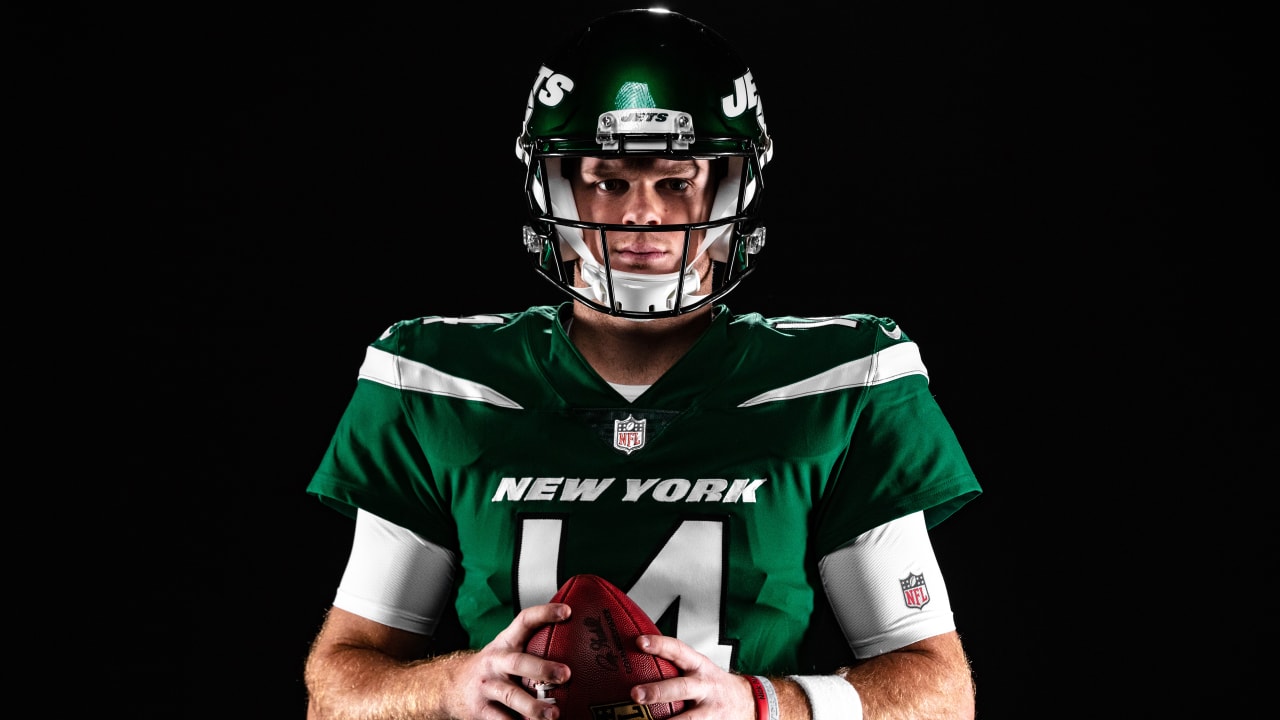 New York, New York, USA. 4th Apr, 2019. New York Jets quarterback Sam  Darnold (14) and wide receiver Quincy Enunwa (81) unveil their new uniforms  in Gotham Green colors Thursday, April. 4