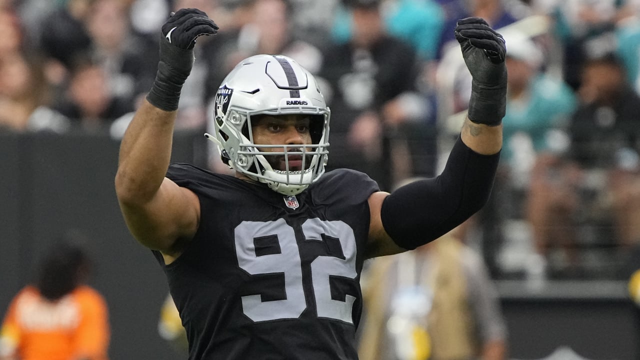 New York Jets defensive end Solomon Thomas (94) waits with teammates  against the New England Patriots during an NFL football game Sunday, Oct. 30,  2022, in East Rutherford, N.J. (AP Photo/Adam Hunger