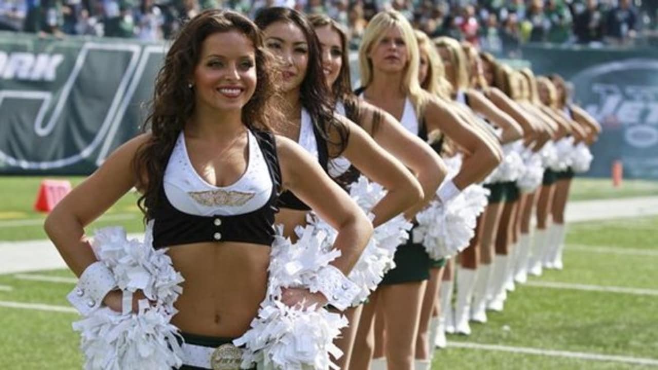 NY Jets Cheerleaders Bring Smile to Young Girl's Face