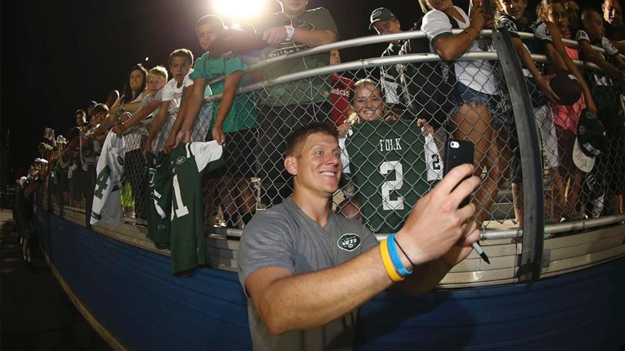 Jets Surprise Michael Torto as 2022 Fan of the Year During Sunday's Game