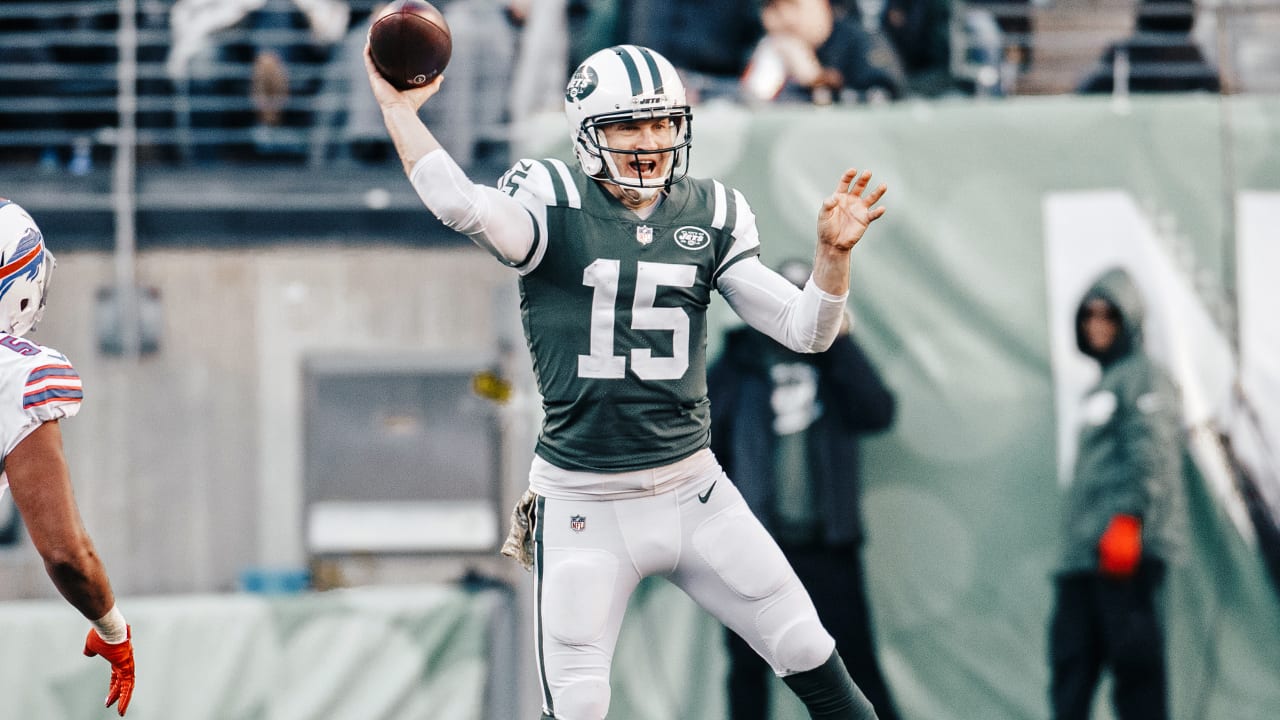 New York Jets quarterback Josh McCown (15) watches second quarter